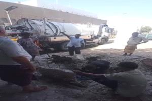 مؤسسة مياه عدن تنفذ حملة فتح انسدادات وتصفية شبكة الصرف الصحي بحي السفارات بخور مكسر