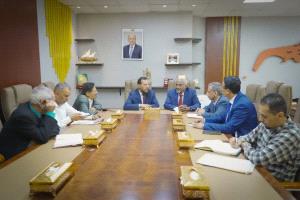 باسلمة وشيخ يناقشان تعزيز كفاءة العمل الإداري وتمكين السلطة المحلية بعدن