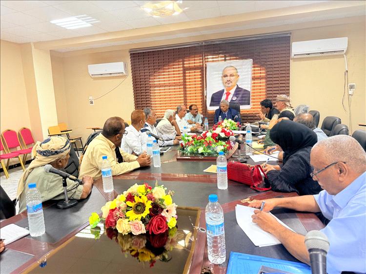 محافظ لحج يناقش أوضاع جمعية الشاطري ويقر إجراءات إصلاحية لحماية أصولها