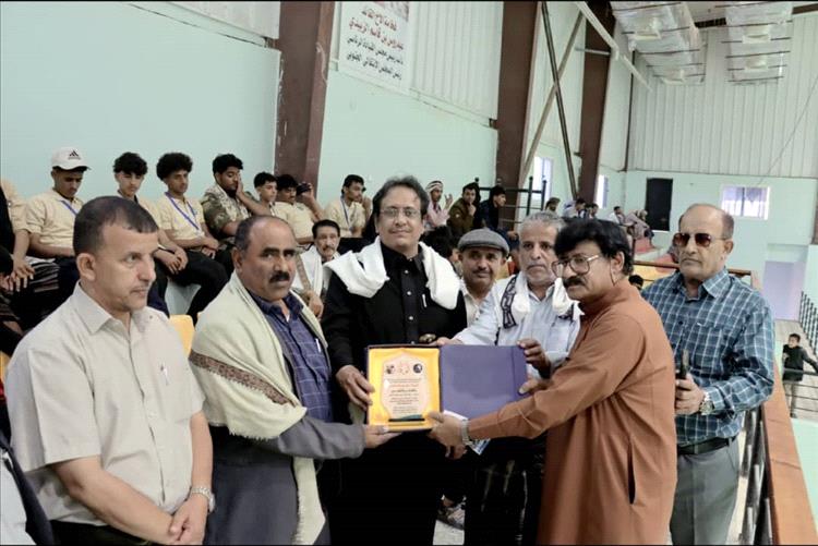 نجوم الزمن الجميل يكرّمون وكيل محافظة شبوة مشرف قطاع الشباب سالم الأحمدي تقديرًا لجهوده في خدمة الشباب والرياضة