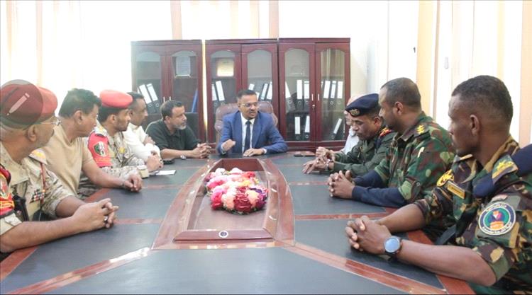 الأمين العام لمحلي حضرموت يشدد على اضطلاع الأجهزة الأمنية والعسكرية بواجباتها في حفظ الأمن وتطبيع الحياة العامة ويشيد بتكاتف أبناء المحافظة