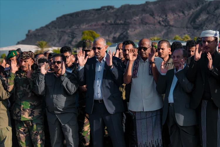 اللواء الزبيدي يؤدي صلاة الجنازة على شهداء عملية المستقبل الواعد