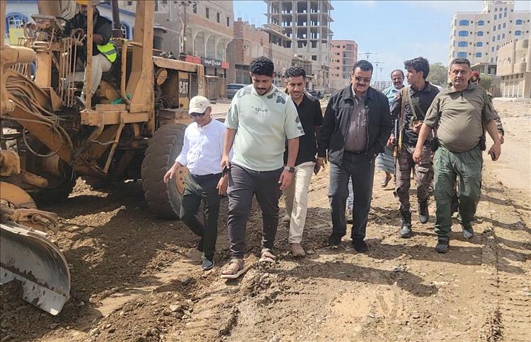 مدير عام المنصورة يتفقد مشروع "إعادة تأهيل شارع التقنية - تقاطع بئر أحمد"