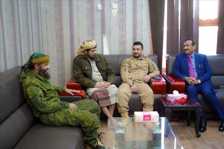المحافظ بن الوزير يلتقي بعدد من قيادات قوات العمالقة ويشيد بدورهم في مواجهة المليشيات الحوثية