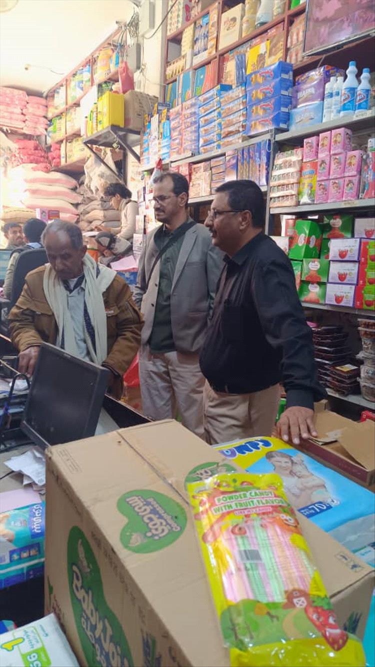 مكتب الصناعة والتجارة بشبوة يواصل حملات ضبط الأسعار في أسواق عتق