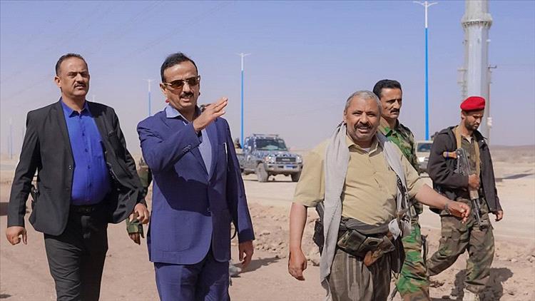 محافظ شبوة يتفقد مشروع توسعة المدخل الغربي لمدينة عتق