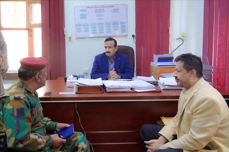 المحافظ بن الوزير يلتقي قائد اللواء الثاني مشاة بحري ومدير عام مديرية رضوم