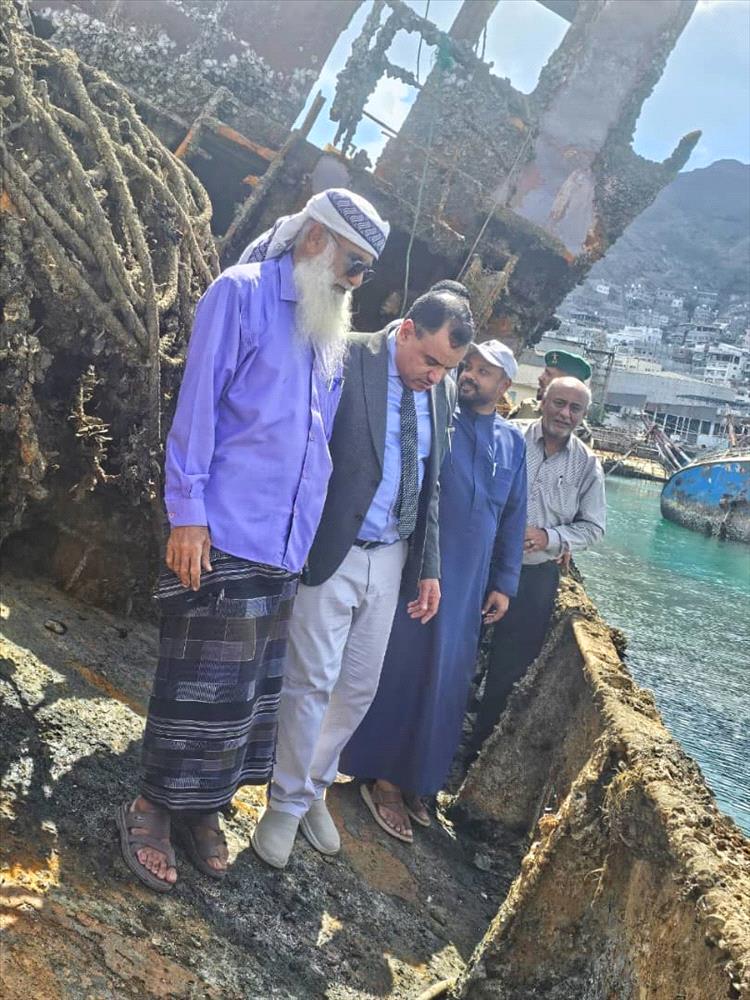 الوزير السقطري يتفقد أعمال انتشال السفن الغارقة في ميناء الاصطياد السمكي ويشدد على تسريع وتيرة العمل