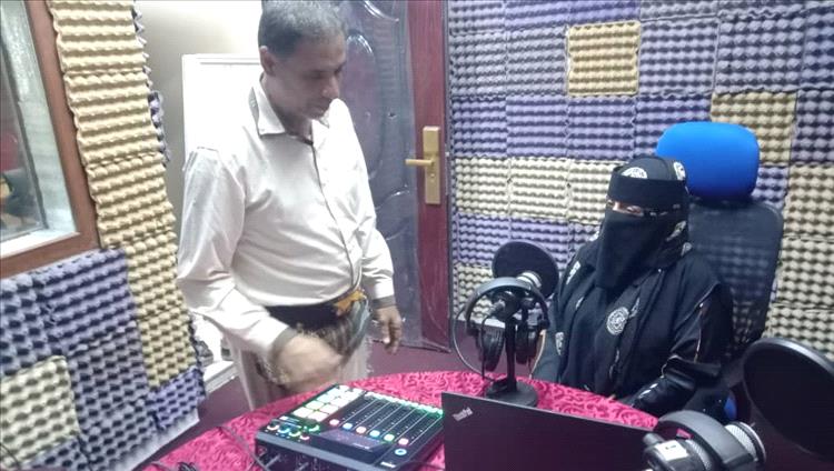 مديرة إدارة التثقيف والإعلام الصحي بلحج تناقش عملية بث البرامج الصحية التوعوية في إذاعة بصمة الاجتماعية