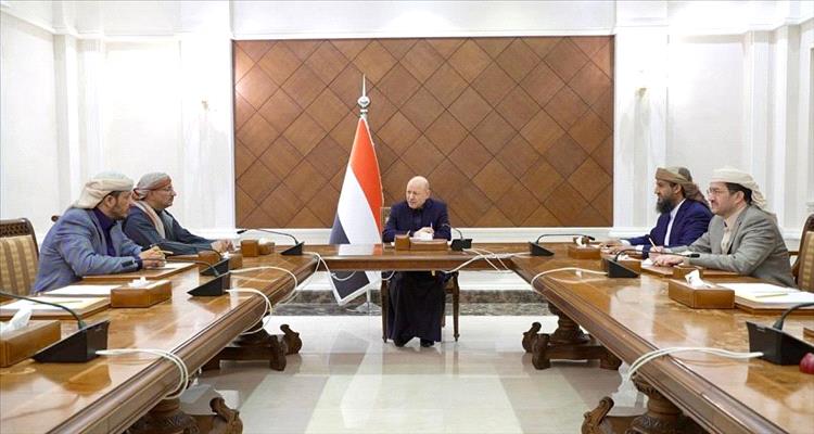 مجلس القيادة يعقد اجتماعاً طارئاً لبحث التطورات الأمنية ويقر عدداً من الإجراءات لحماية المدنيين والمركز القانوني للدولة