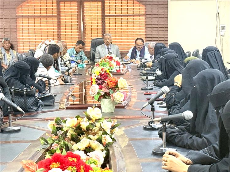 محافظ لحج يلتقي بموظفي ديوان المحافظة ويشدد على الانضباط والالتزام الوظيفي