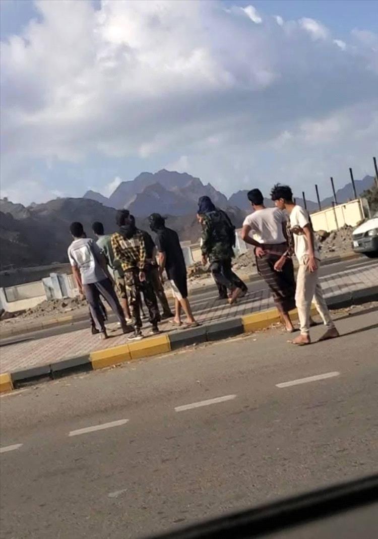 مصدر أمني: التعامل بالرصاص الحي مع أي تجمعات للنهب أمام المعسكرات والمؤسسات الحكومية