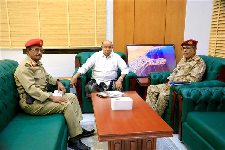 محافظ حضرموت يطّلع على جاهزية المنطقة العسكرية الثانية عقب المستجدات الأخيرة