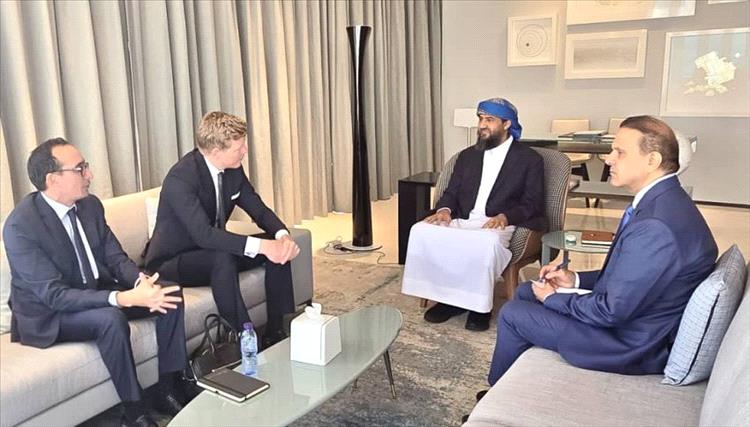 عضو مجلس القيادة الرئاسي المحرّمي يلتقي المبعوث الأممي إلى اليمن