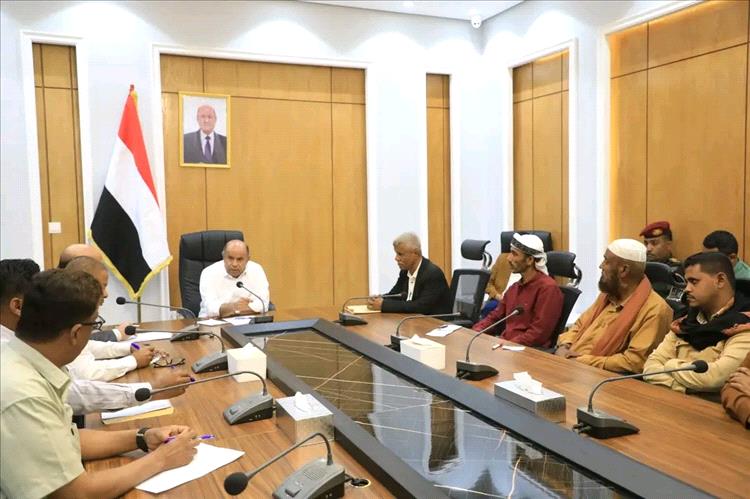 محافظ حضرموت يناقش سير العملية التعليمية والتربوية بمديرية الشحر