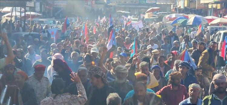 مظاهرة حاشدة في الضالع تناشد اللواء عيدروس إعلان دولة الجنوب