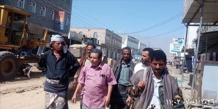 مدير عام لودر يتابع سير العمل في شوارع المدينة