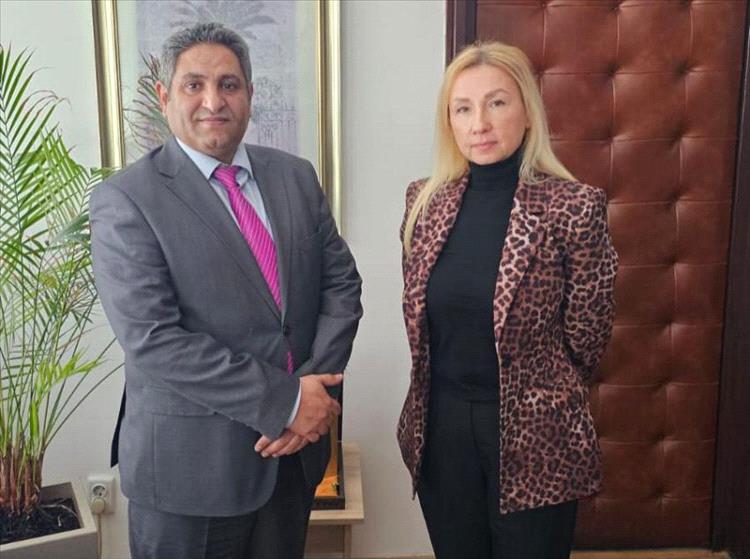شمر يبحث مع مسؤولة بلغارية تطورات الأوضاع في اليمن