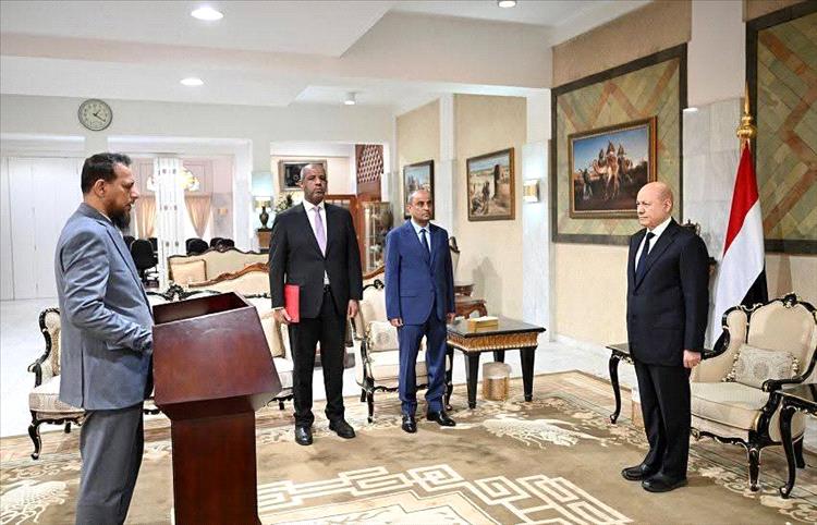 محافظ عدن يؤدي اليمين الدستورية امام الرئيس العليمي