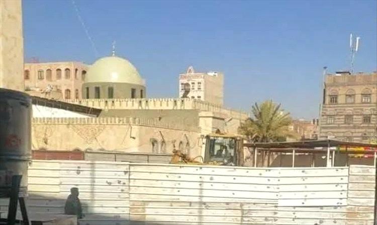 مليشيا الحوثي تعاود هدم سور أول مسجد أثري في صنعاء