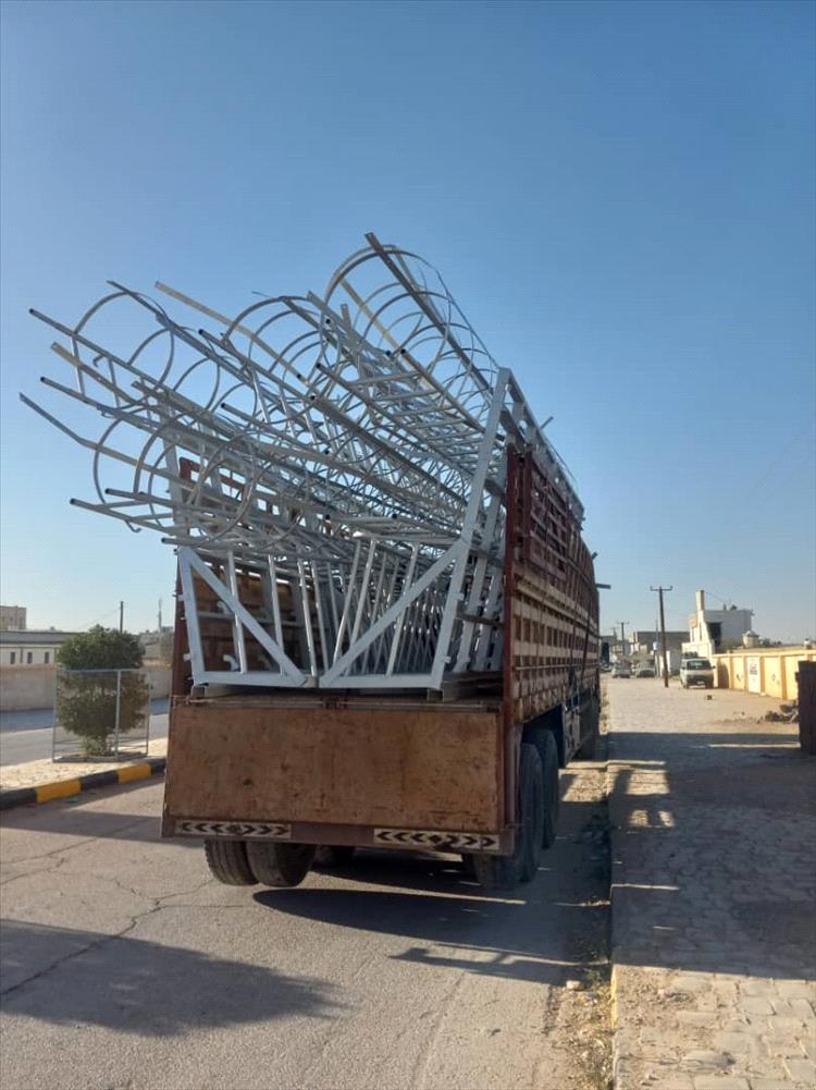 وصول أعمدة الأضواء الكاشفة إلى ملعب الفقيد ناصر الخليفي بمدينة عتق