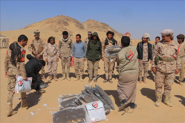 مأرب: مؤسسة وطن تنفذ مشروع توزيع كسوة الشتاء للمرابطين في الجبهات