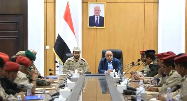 محافظ حضرموت يؤكد أهمية توحيد الجهود وتعزيز الانضباط العسكري بالمحافظة
