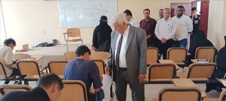 رئيس جامعة لحج يتفقد العملية الامتحانية في كلية العلوم الادارية والمصرفية