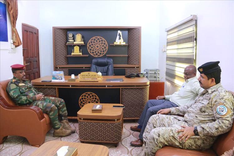 الرباكي يشيد بدور خفر السواحل في حماية ميناء المكلا ويبحث سبل تعزيز التعاون المشترك