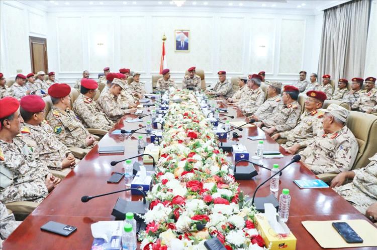 نائب رئيس هيئة الأركان يترأس اجتماعاً موسعاً بوزارة الدفاع ويؤكد دعم القرارات السيادية وتعزيز الجاهزية القتالية