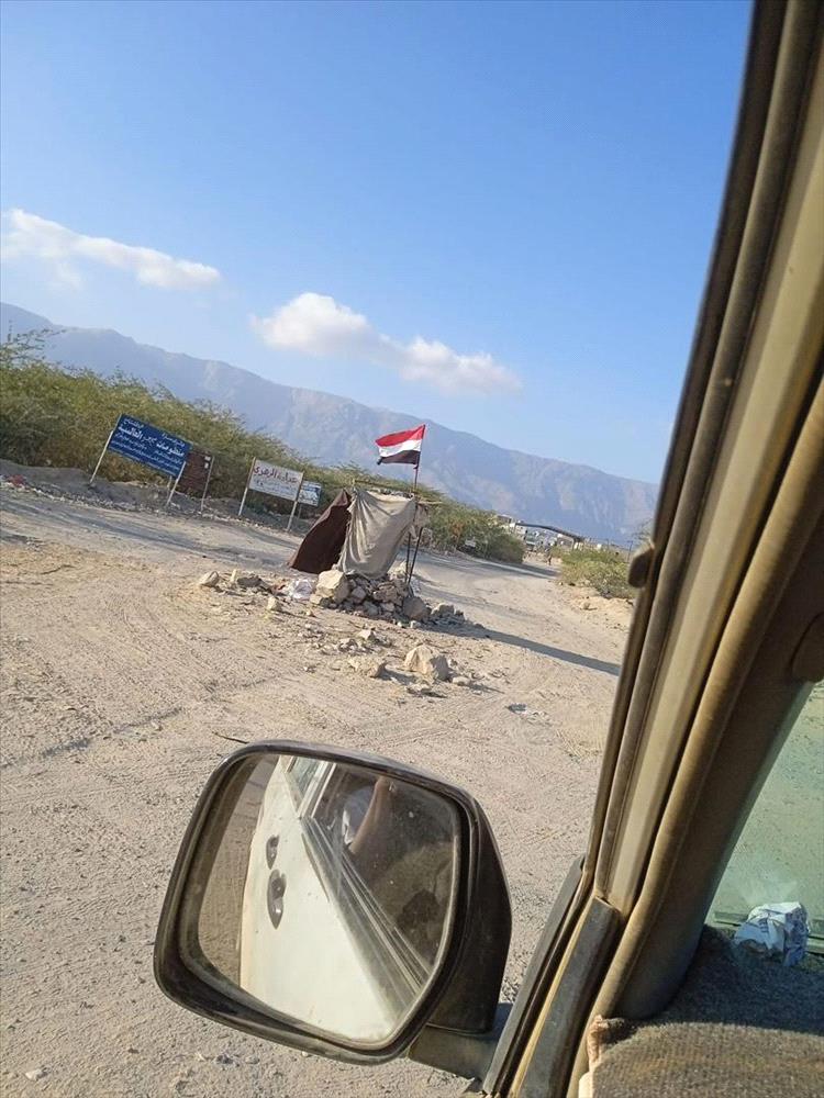 رفع أعلام الجمهورية اليمنية مجددًا في النقاط الأمنية والعسكرية بأبين