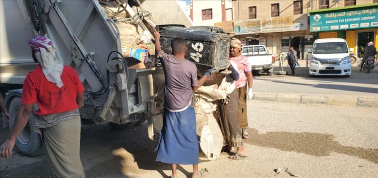 أستمرار أعمال النظافة اليومية بمدينة القطن