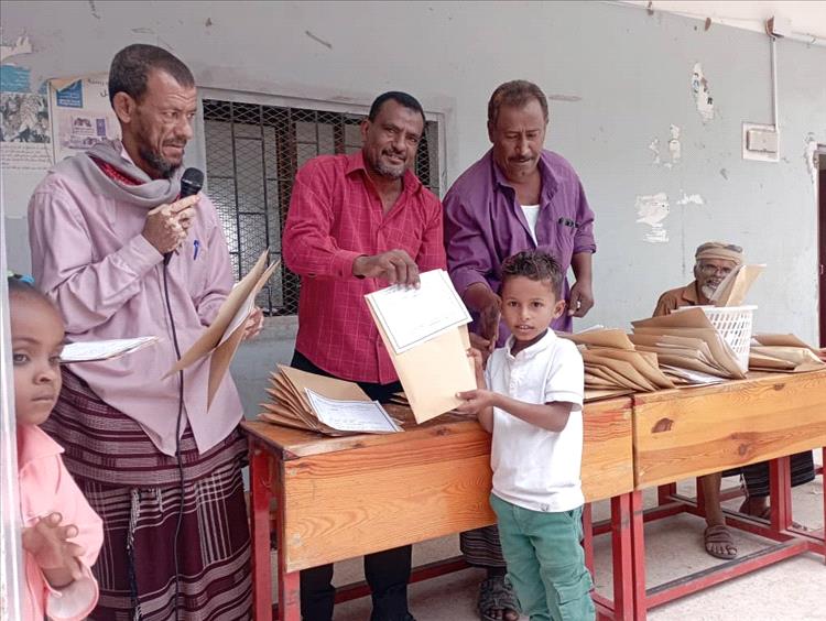 مدرسة الوحدة بقرية البيطرة مديرية تبن تكرم (67)متفوقا من اوائل الصفوف الدراسية