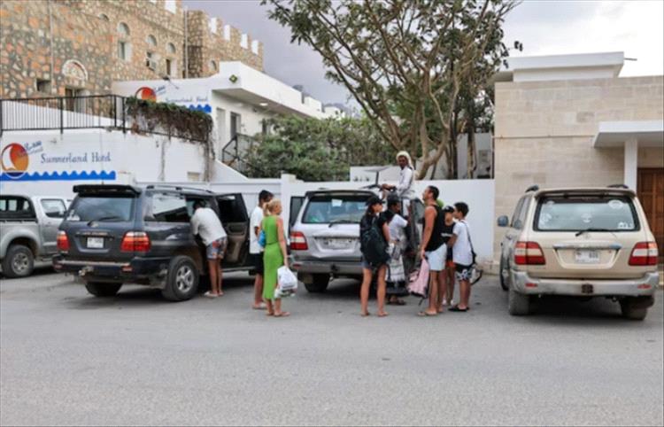 استكمال عملية إجلاء سياح عالقين في جزيرة سقطرى