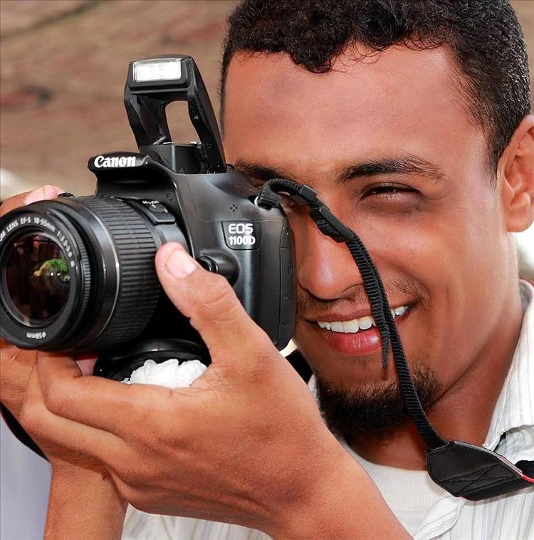 المصور عبدالله سالم السيف لـ(عدن الغد):التصوير بالنسبة لي شريان الحياة فلم أستطع يوماً الابتعاد عنه