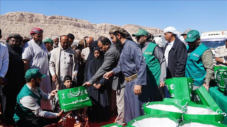 حضرموت: مركز الملك سلمان للإغاثة يواصل توزيع الكسوة الشتوية ضمن مشروع “كنف” في المناطق الصحراوية