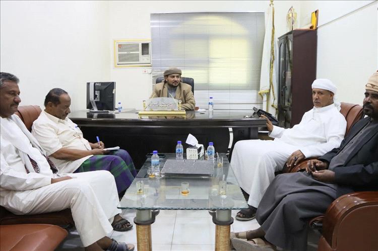 المستشار القانوني صالح التميمي يلتقي بقيادة مكتب مؤتمر حضرموت الجامع بمديرية السوم