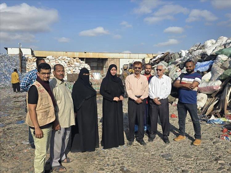 نيابة الصناعة والتجارة بعدن تُتلف 2700 كرتون مشروبات غازية تالفة لمخالفتها معايير الجودة