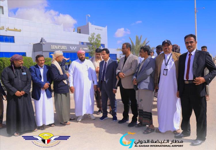 محافظ المهرة يستقبل أول رحلة جوية عبر مطار الغيضة الدولي عقب استئناف الرحلات بعد الأحداث الأخيرة