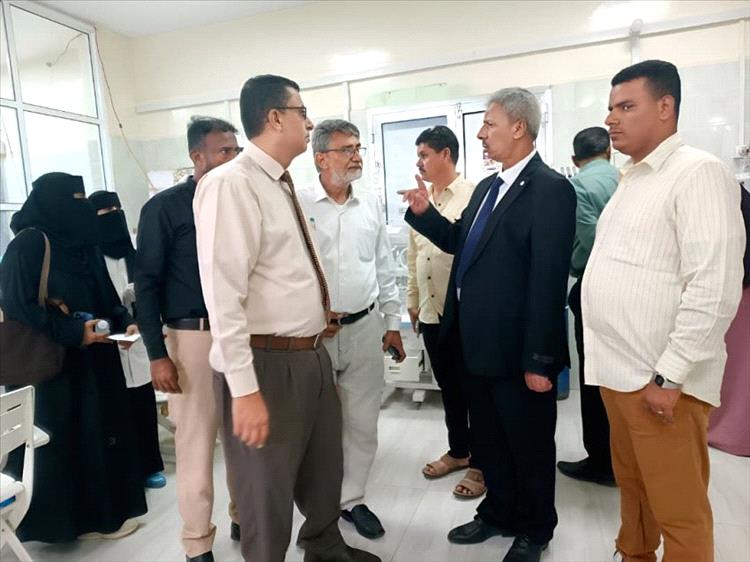 محافظ لحج ينفِّذ زيارات ميدانية للاطلاع على مستويات الخدمات الصحية والتعليمية والمشاريع الخدمية