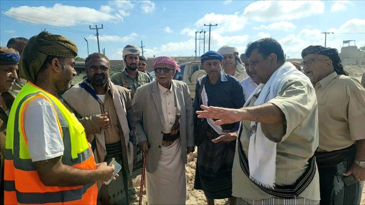 اللواء القفيش يطلع على سير العمل بمشروع ترميم وسفلتة شوارع مدينة لودر