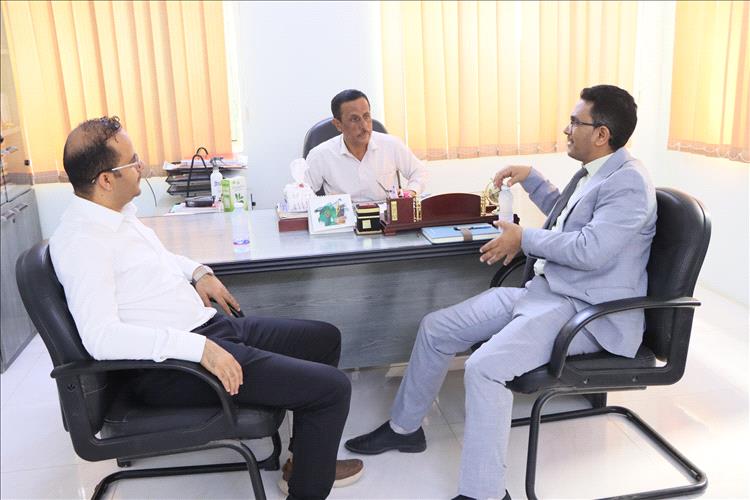 الدكتور العمودي يناقش مع مدير مؤسسة طيبة البدء في تنفيذ مشروع الاستجابة العاجلة لمكافحة الكوليرا في حضرموت الوادي