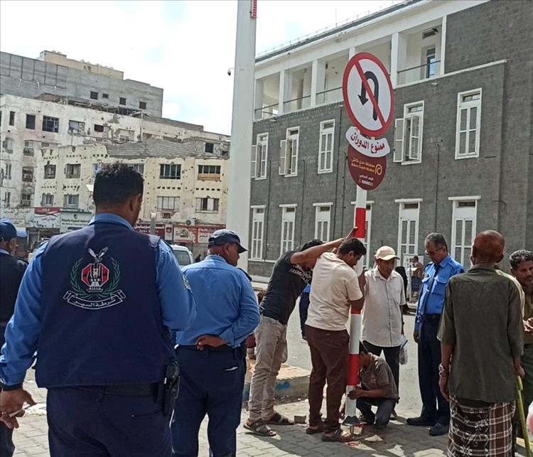 مرور عدن يدشن نصب لوحات إشارات المرور في الشوارع