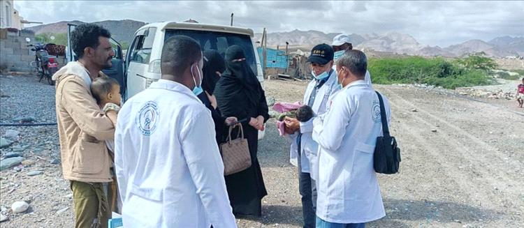 مديري الترصد الوبائي والاستجابة السريعة بصحة حضرموت يتفقدان الوضع الصحي لحالات الاشتباه بالحصبة ببروم ميفع