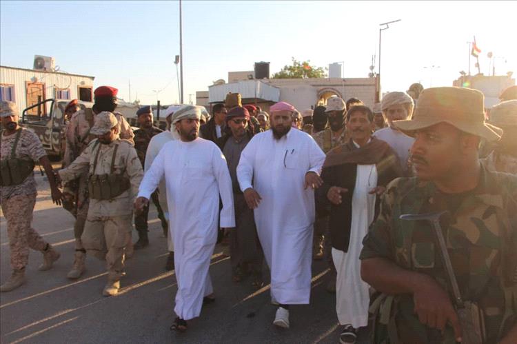 قائد درع الوطن بالمهرة يتفقد منفذ شحن الحدودي مع سلطنة عمان