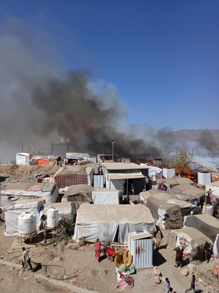 عاجل ...حريق هائل يلتهم مخيم اللاجئين الصومال بمنطقة سهده بالضالع