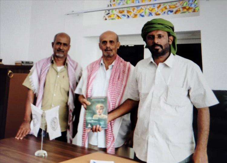 الشيخ بن حبريش يستقبل مؤلف كتاب يوثق مسيرة اللواء صالح يسلم بن سميدع