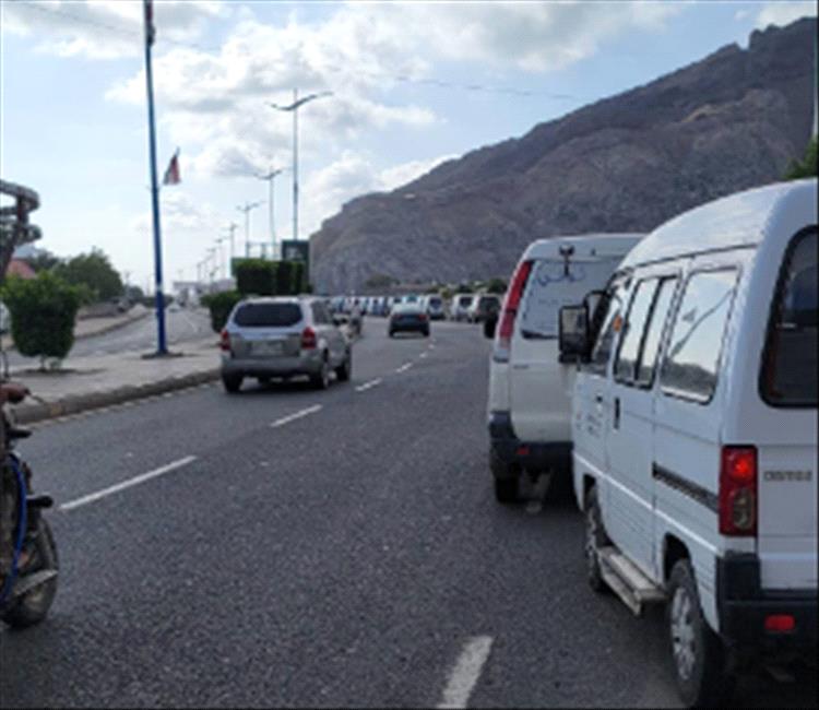 عدن.. توقف شبه تام للمواصلات العامة بسبب استمرار أزمة الغاز