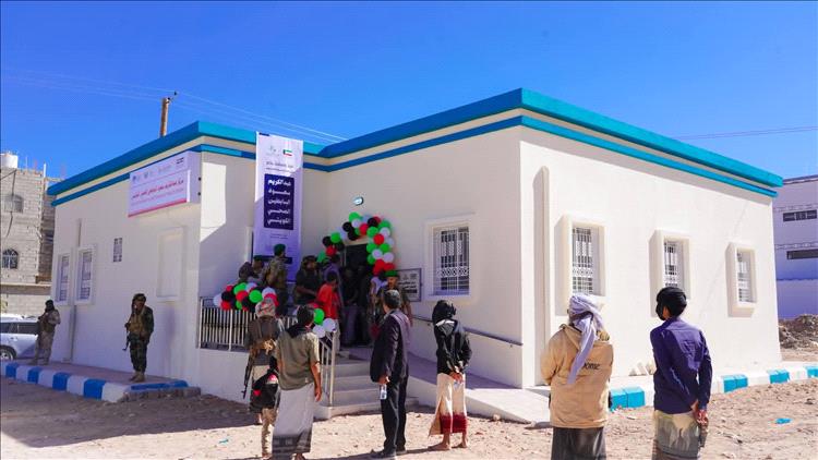 المحافظ بن الوزير يفتتح مركز البابطين الصحي النموذجي بمدينة عتق