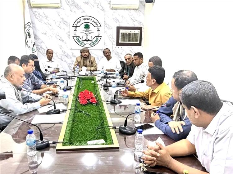 اجتماع استثنائي لقيادات مؤتمر حضرموت الجامع بالوادي والصحراء يشيد بمواقف حلف القبائل ويثمّن جهود المحافظ الخنبشي ودعم الأشقاء في السعودية